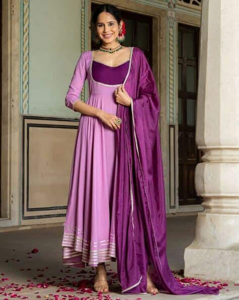 GOSRIKI Women Anarkali Kurta Set with Lace Border