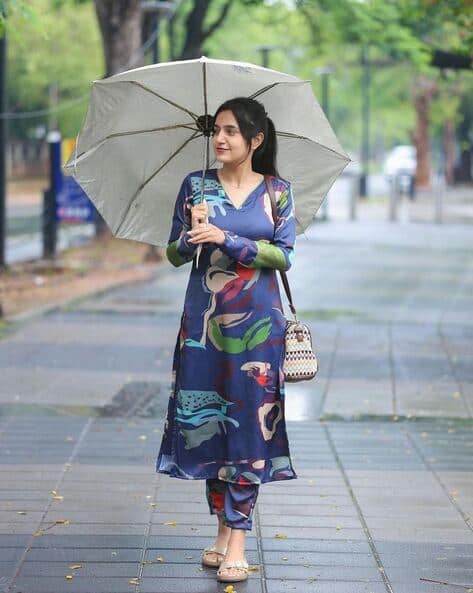 GOSRIKI Women Colour-block Straight Kurta Set