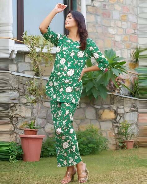 SVARAA  Women Printed Kurta & Pants Set