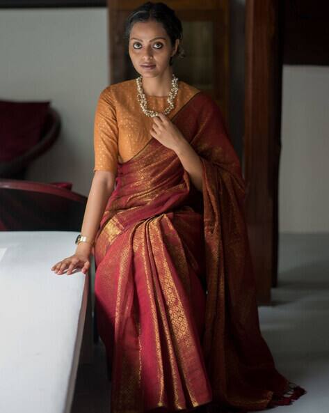 Women Floral Woven Banarasi Saree with Contrast Border