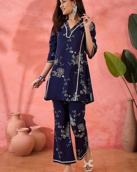 ASHRIFAB Women Embroidered Kurta & Palazzos Co-Ord Set