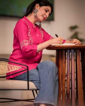 svaraa Women Embroidery V-Neck  Kurta-picture-30