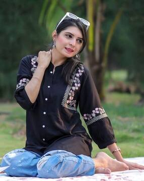 svaraa Women Embroidery V-Neck  Kurta-picture-23