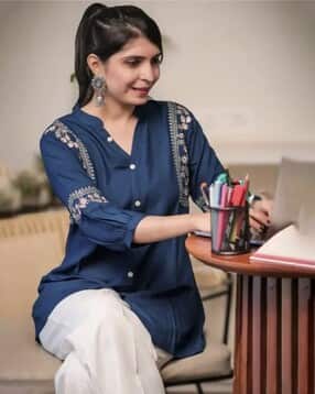 svaraa Women Embroidery V-Neck  Kurta-picture-20