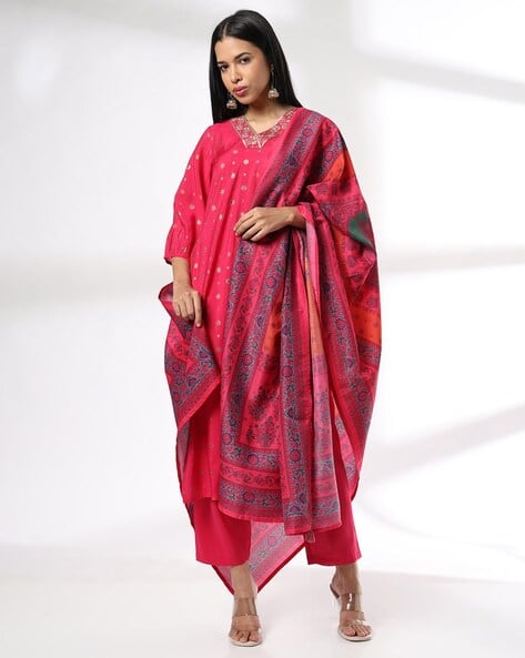 AVAASA SET Women Embroidered Kurta Suit Set