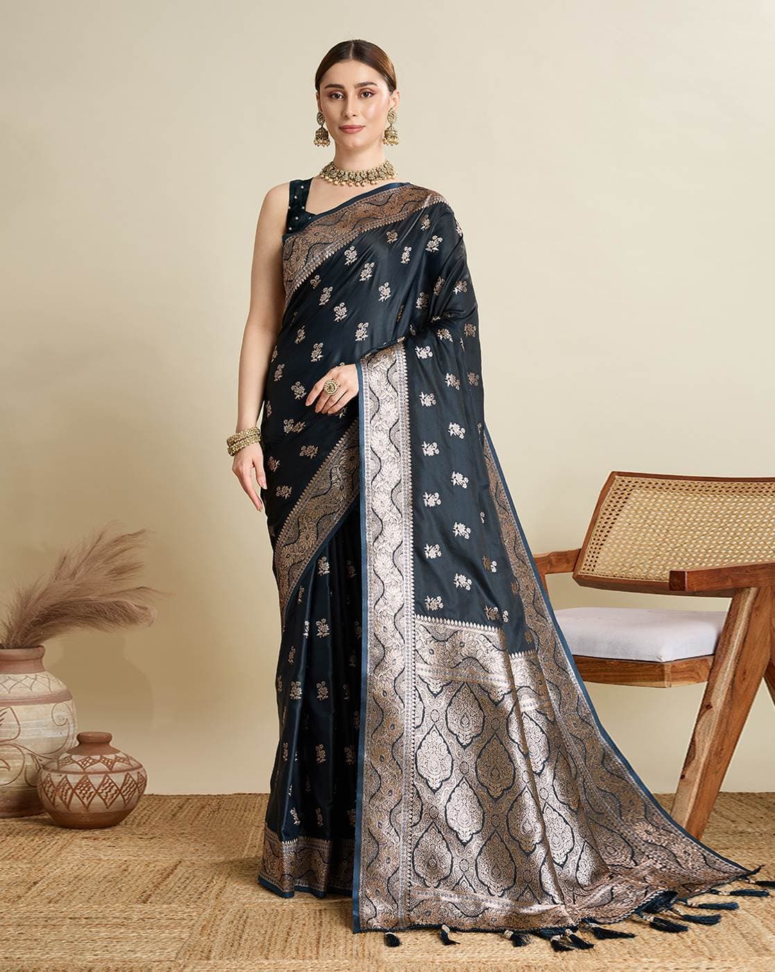 Fashionfricks Women Floral Print Saree with Blouse For Women (Black, FS)