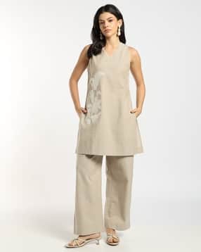 Placement Embroidered Sleeveless Kurta and Pants Set-image-4