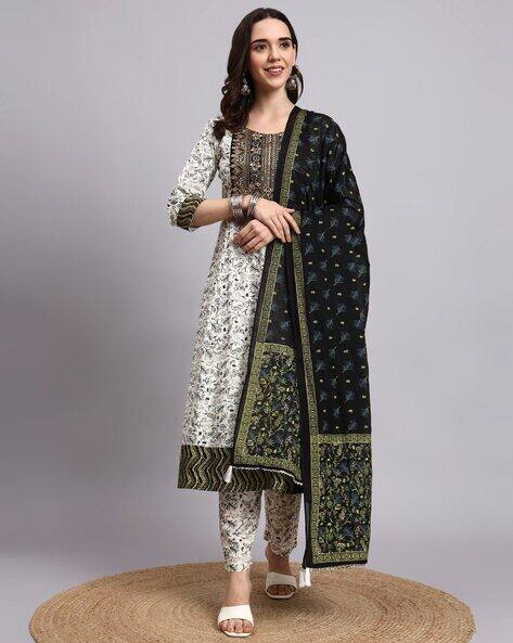 AAYUSIKA Women Embroidered Anarkali Kurta Set