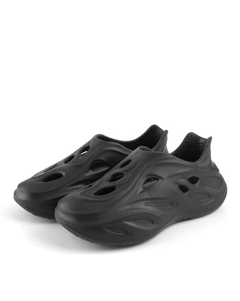 RED TAPE Men Slip-On Clogs