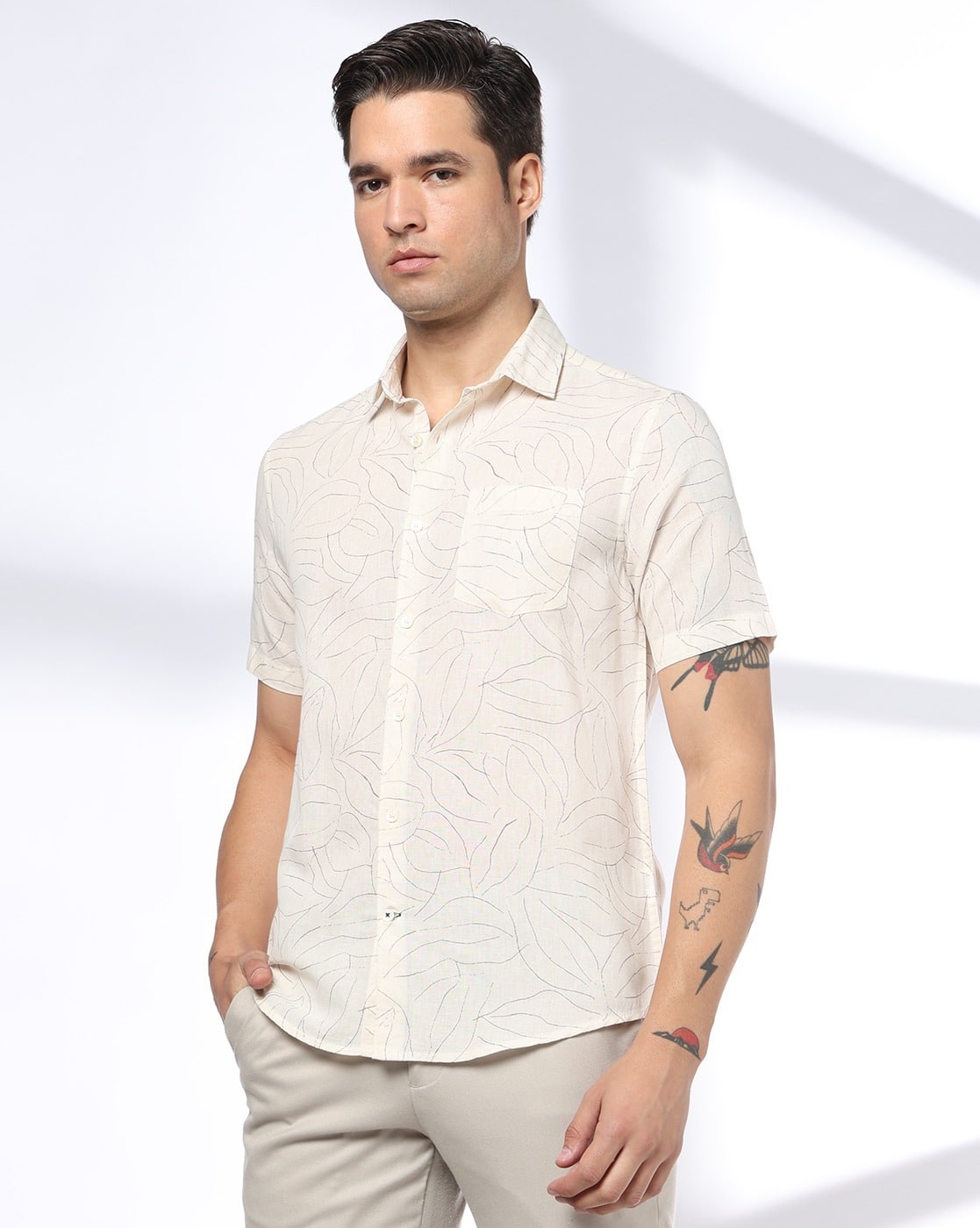 Men Floral Print Slim Fit Shirt with Patch Pocket