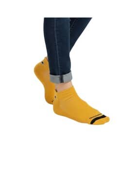 sockscarving Women Ankle-Length Socks with Striped Details-picture-2