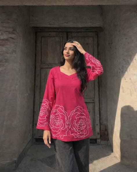 SVARAA Women Floral Print Regular Fit Sweetheart-Neck Top
