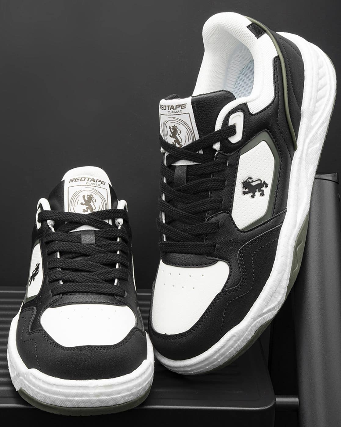 Men Round-Toe Lace-Up Sneakers