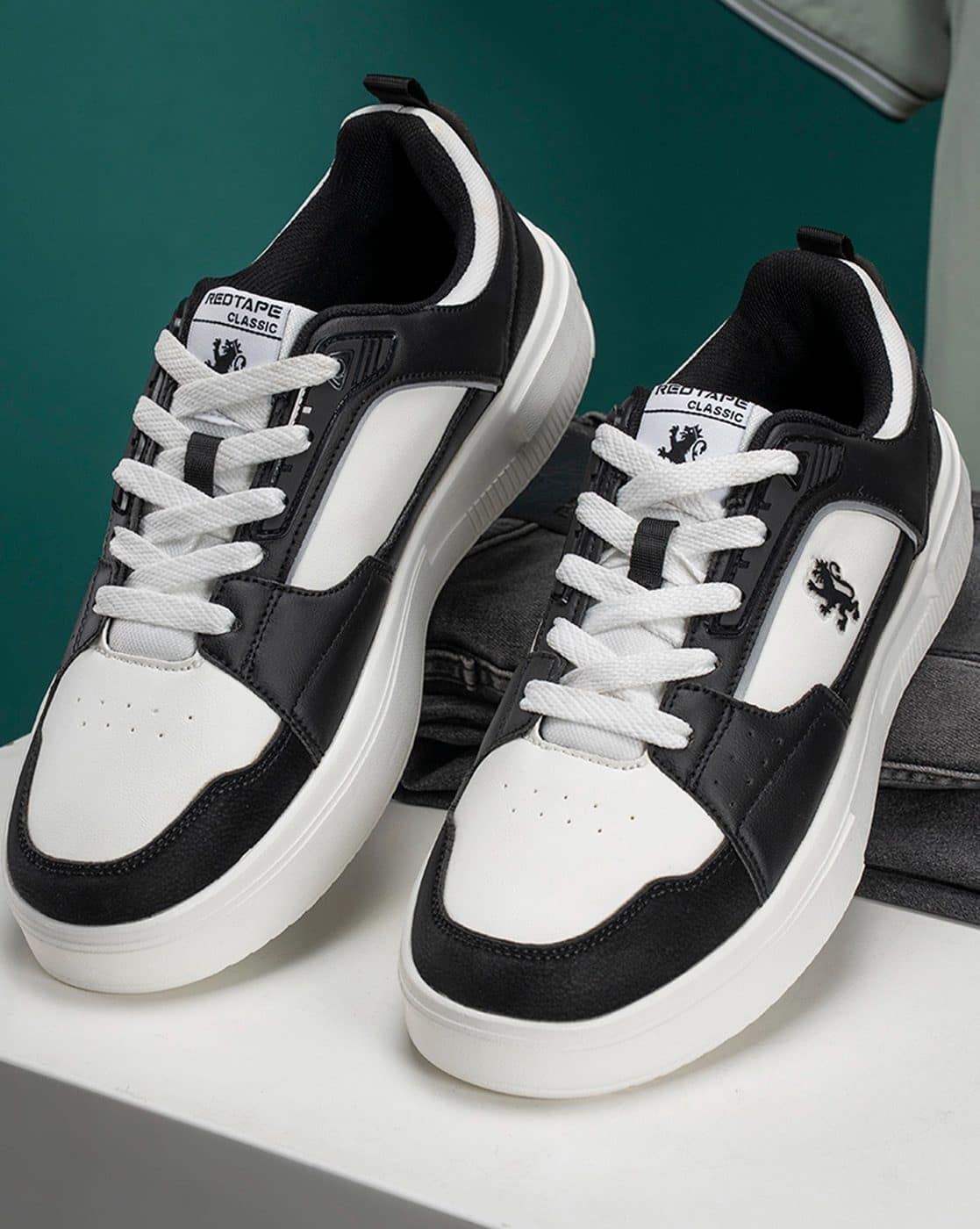 Men Round-Toe Lace-Up Sneakers