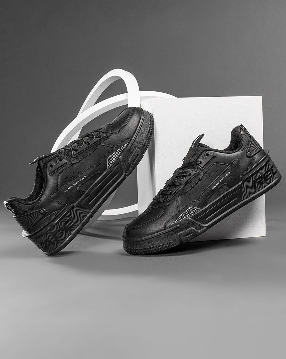 Men Round-Toe Lace-Up Sneakers