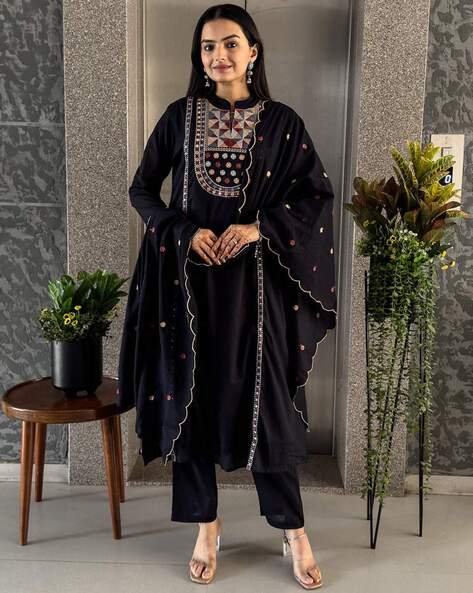 Nyrika Women Embroidered Straight Kurta Sit Set