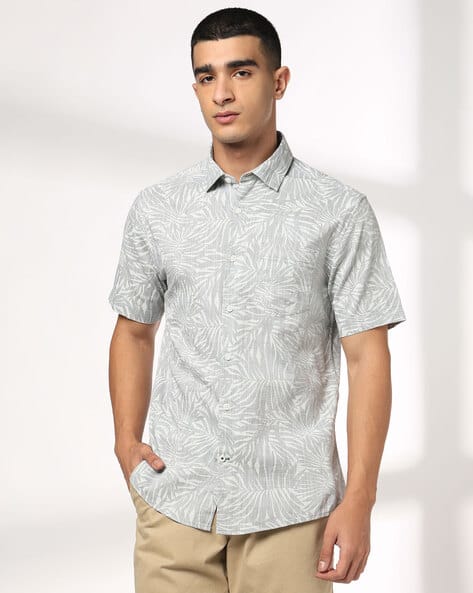 NETPLAY Men Leaf Print Slim Fit Shirt with Patch Pocket