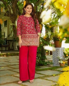 Women Embellished Kurta & Pants Set-image-11